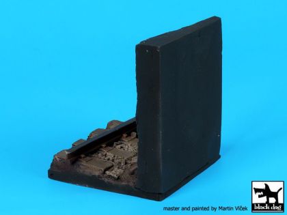 1:35 Wall with rail base
