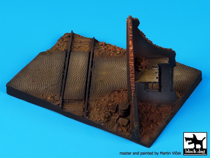 1:72 Ruined house with railway crossing base