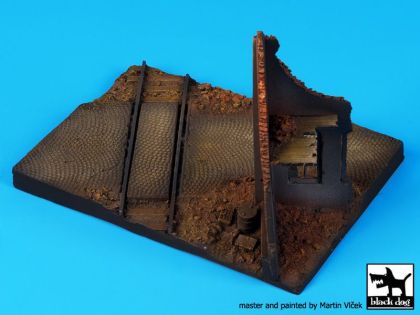 1:72 Ruined house with railway crossing base