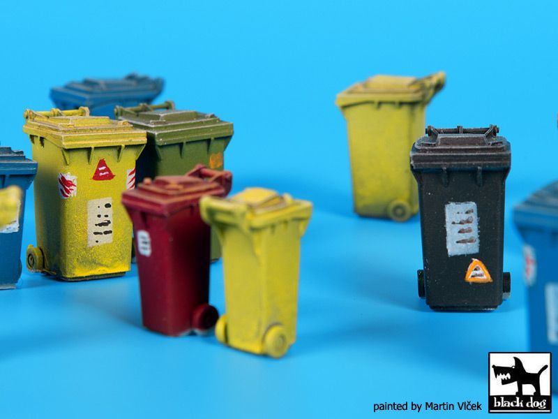 1:72 Sorted waste containers