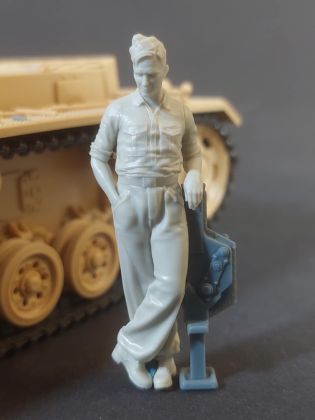 1:35 German tank mechanic at work No1