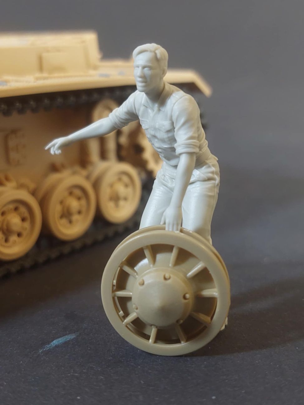 1:35 German tank mechanic at work No2