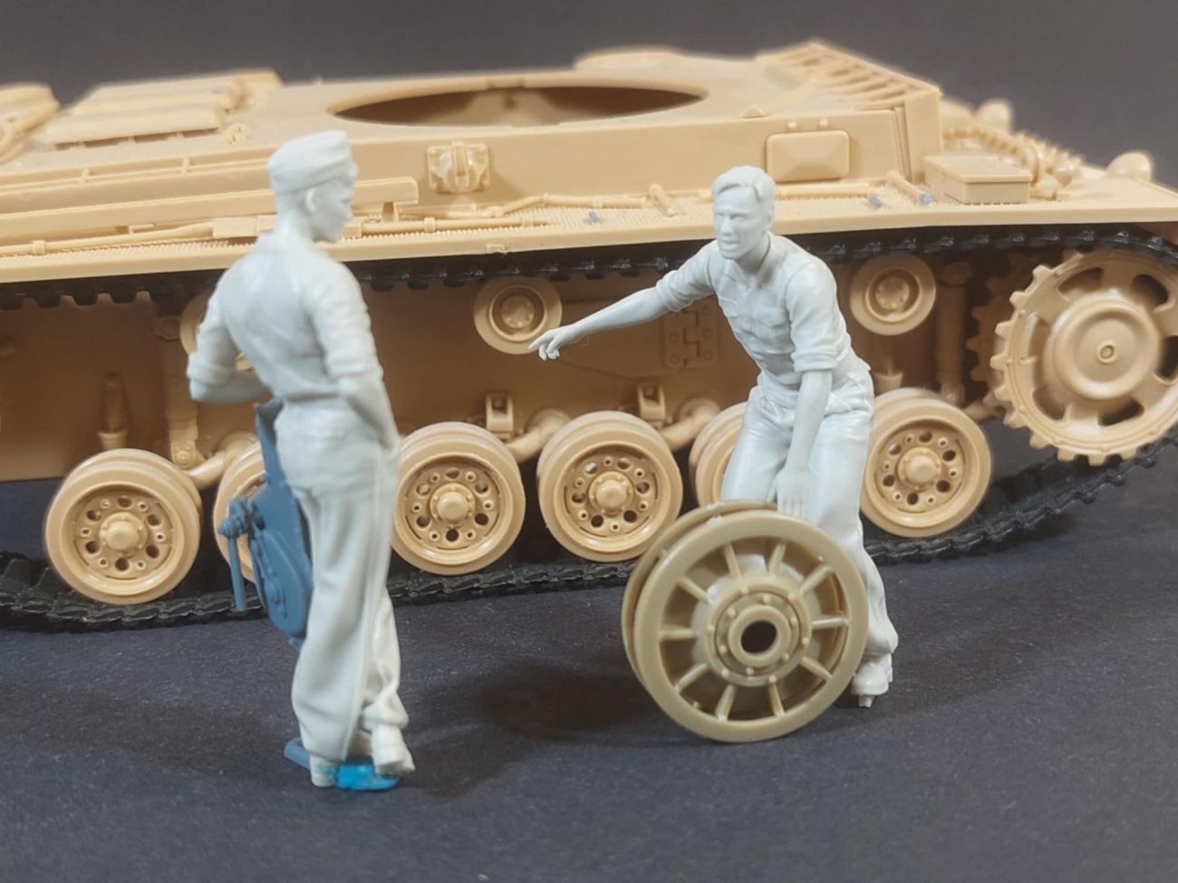 1:35 German tank mechanic at work set