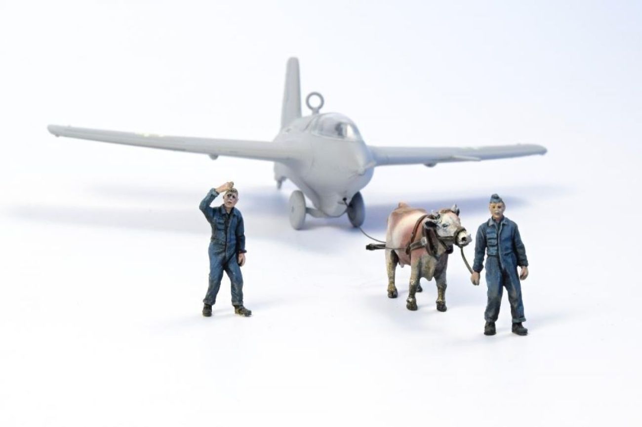 1:72 Cow towing a Me 163B w/2 Luftwaffe Ground Crew