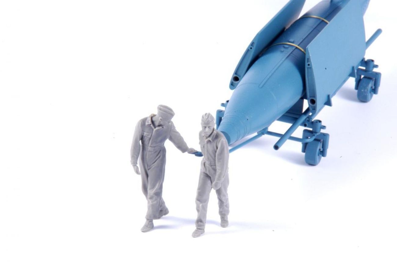 1:32 Luftwaffe Ground Crew Pulling V1 on Trolley