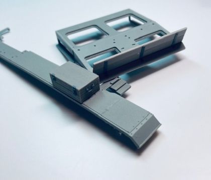 1:35 Wooden box for Pz.Kpfw III L-N, type 9, with wood texture and bracket