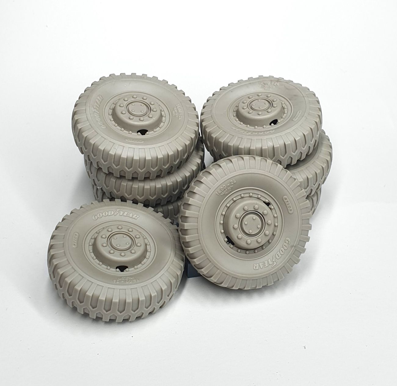 1:35 M26 Dragon Wagon road wheels (Goodyear, weighted) with trailer wheels