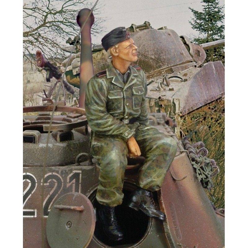 1:35 Waffen SS tanker sitting on turret - WWII
