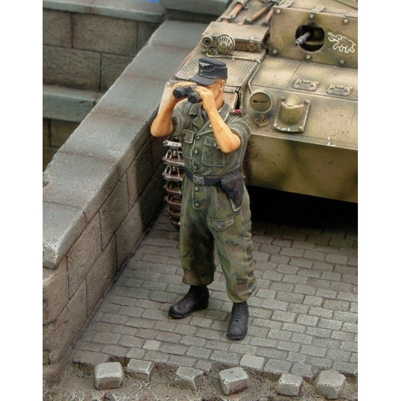 1:35 Waffen SS tanker looking through binoculars WWII