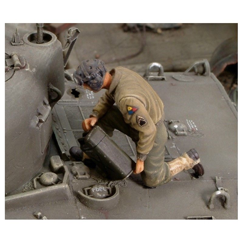 1:35 U.S. CREW member refuelling tank - WWII