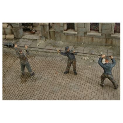 1:35 German tankers cleaning gun barrel - WWII