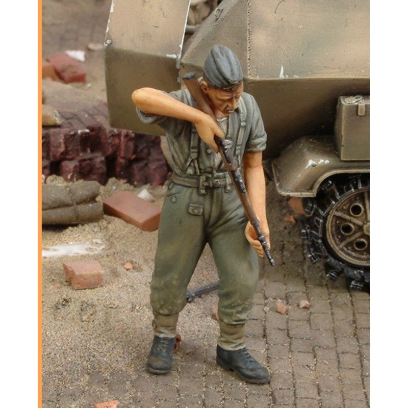 1:35 German infantry cleaning rifle - WWII