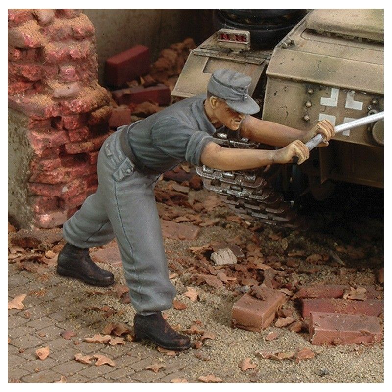 1:35 German tanker cranking up - WWII