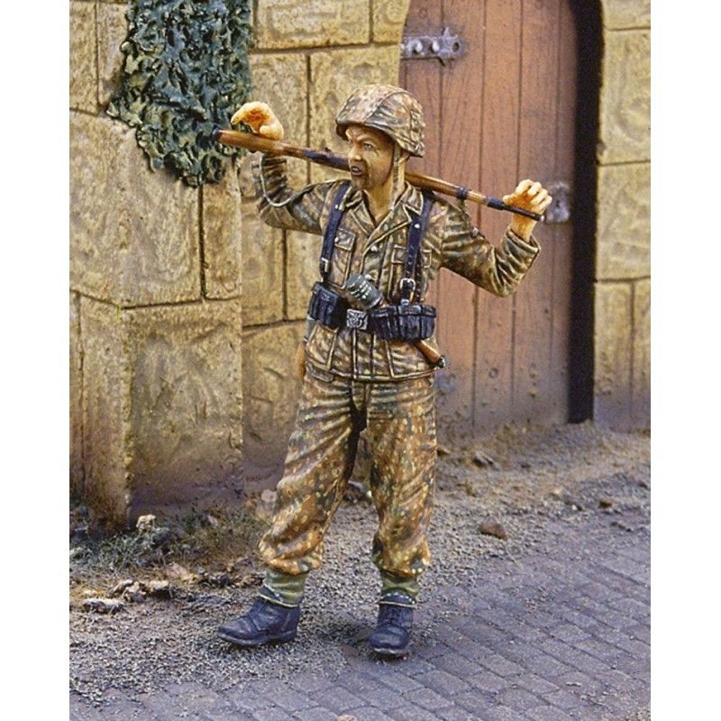 1:35 SS Grenadier at rest 1944