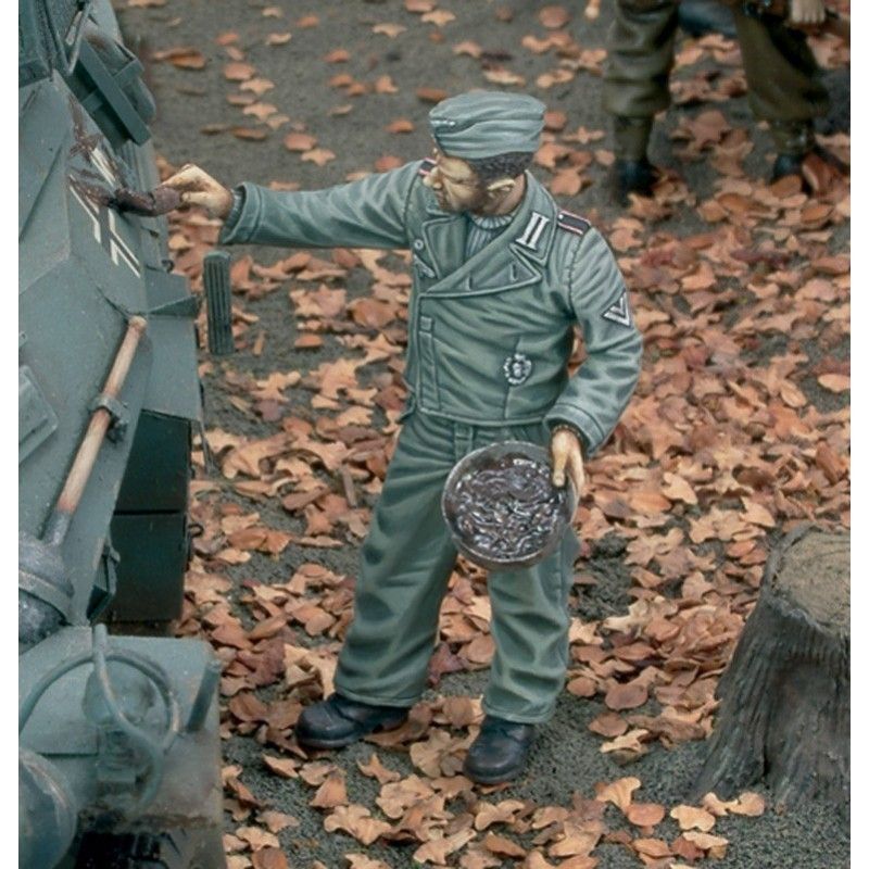 1:35 German tanker getting mud-camouflage - WWII