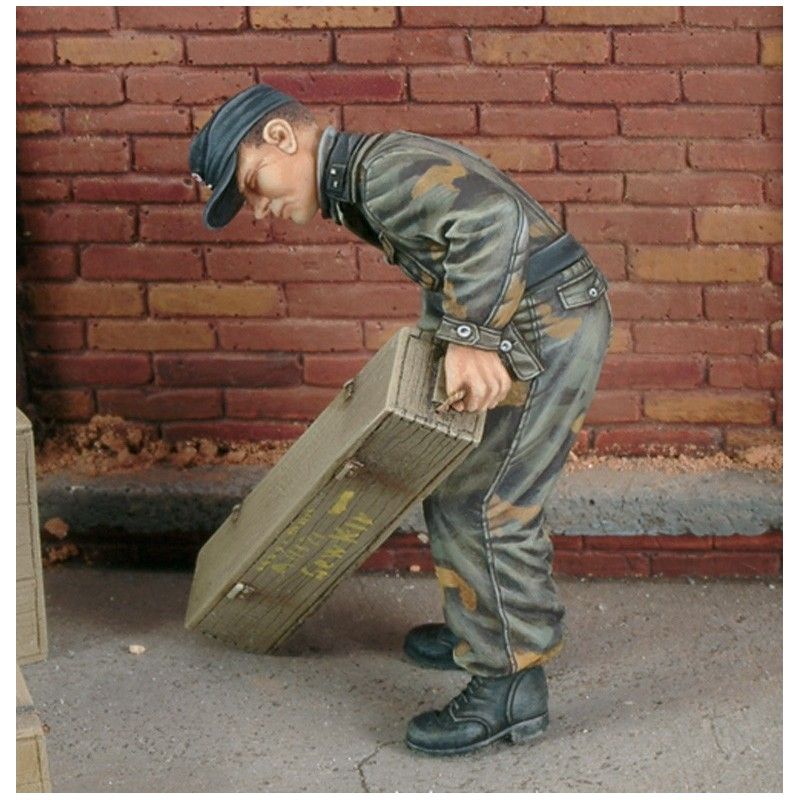 1:35 King Tiger crewman with Italian Camouflage