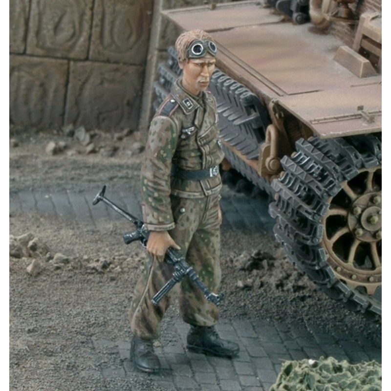 1:35 SS-Unterscarfuhrer with MP - 40 WWII 