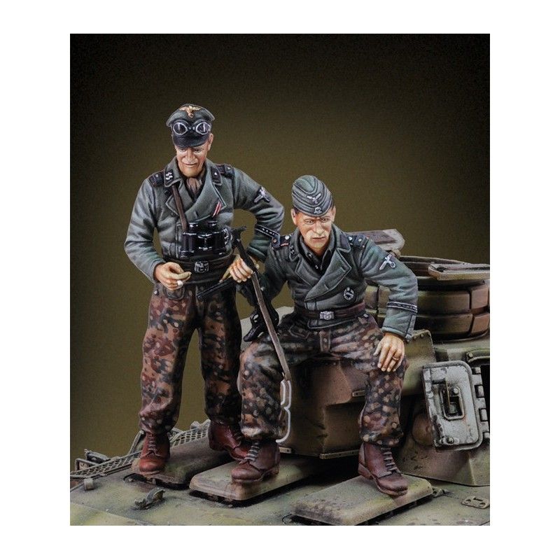 1:35 German tankers at rest WWII