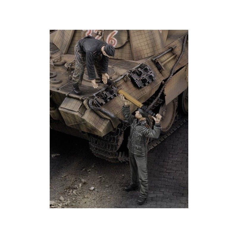 1:35 German tankers loading ammo - WWII
