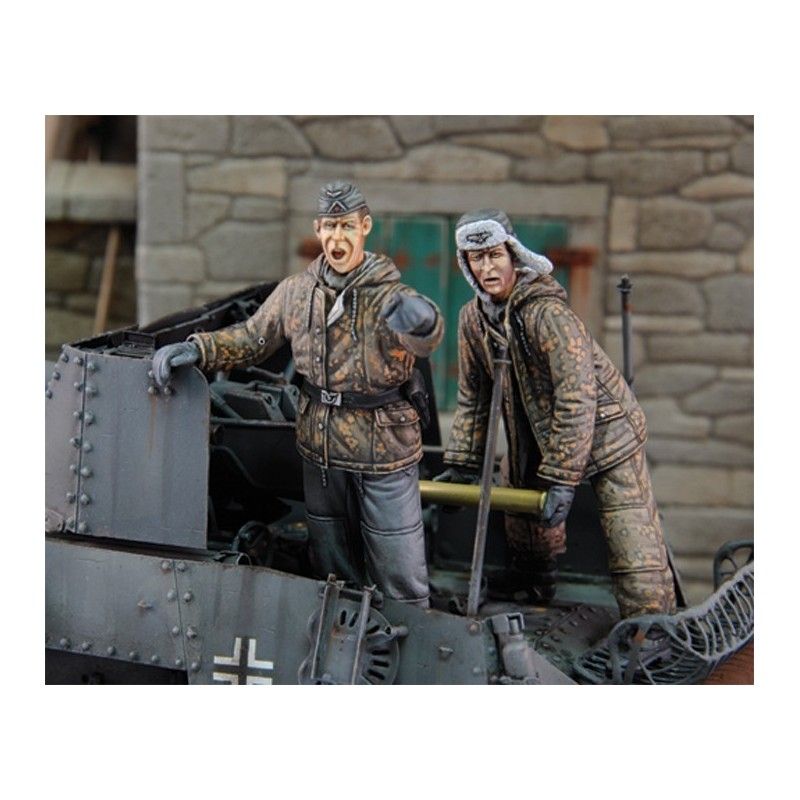 1:35 German tankers loading ammo in winter dress WWII
