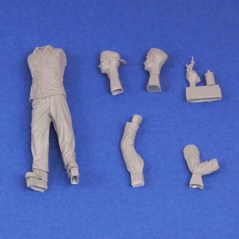 1:35 Soldier spray painting