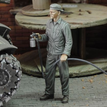 1:48 Soldier spray painting