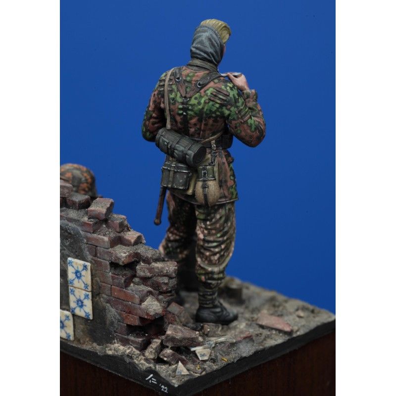 1:35 German SS soldier eating - WWII