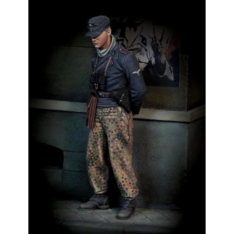 1:35 German tanker with arms backward WWII