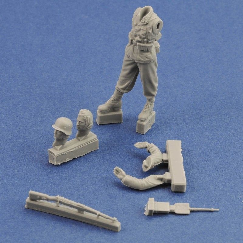 1:48 Waffen SS Grenadier with rifle - WWII