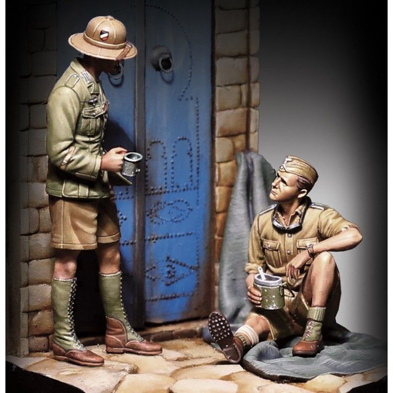 1:35 German DAK soldiers on lunch break - WWII