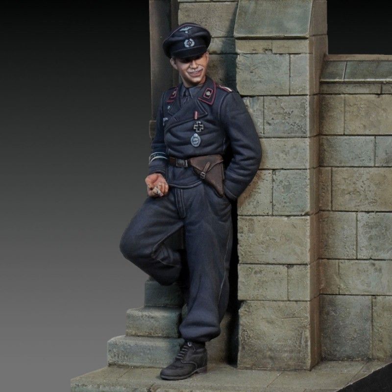 1:72 German tanker leaning against the wall - WWII