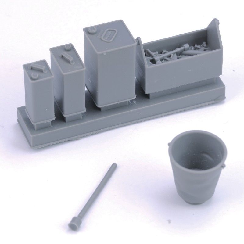 1:16 Toolbox, oil cans and bucket