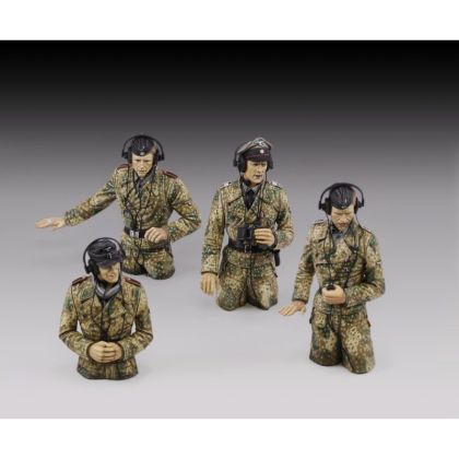 1:48 German tank crew in pit dot - WWII