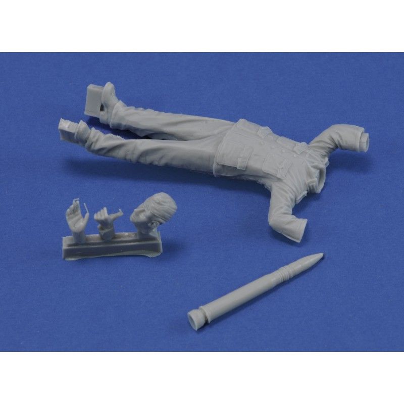 1:35 German soldier loading ammo WWII