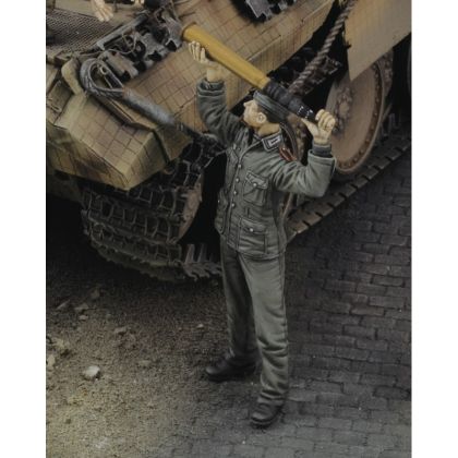 1:35 German soldier loading ammo WWII