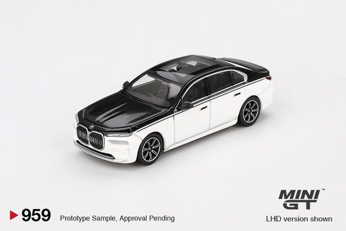 1:64 BMW i7 xDrive60 Alpine White / Black Sapphire (Blister Packaging)