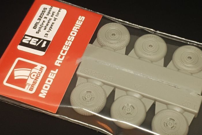 1:32 Spitfire 3 spoke wheels set (3 types of tires)