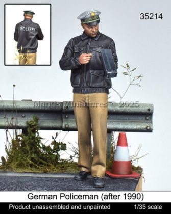 1:35 German Policeman (After 1990)