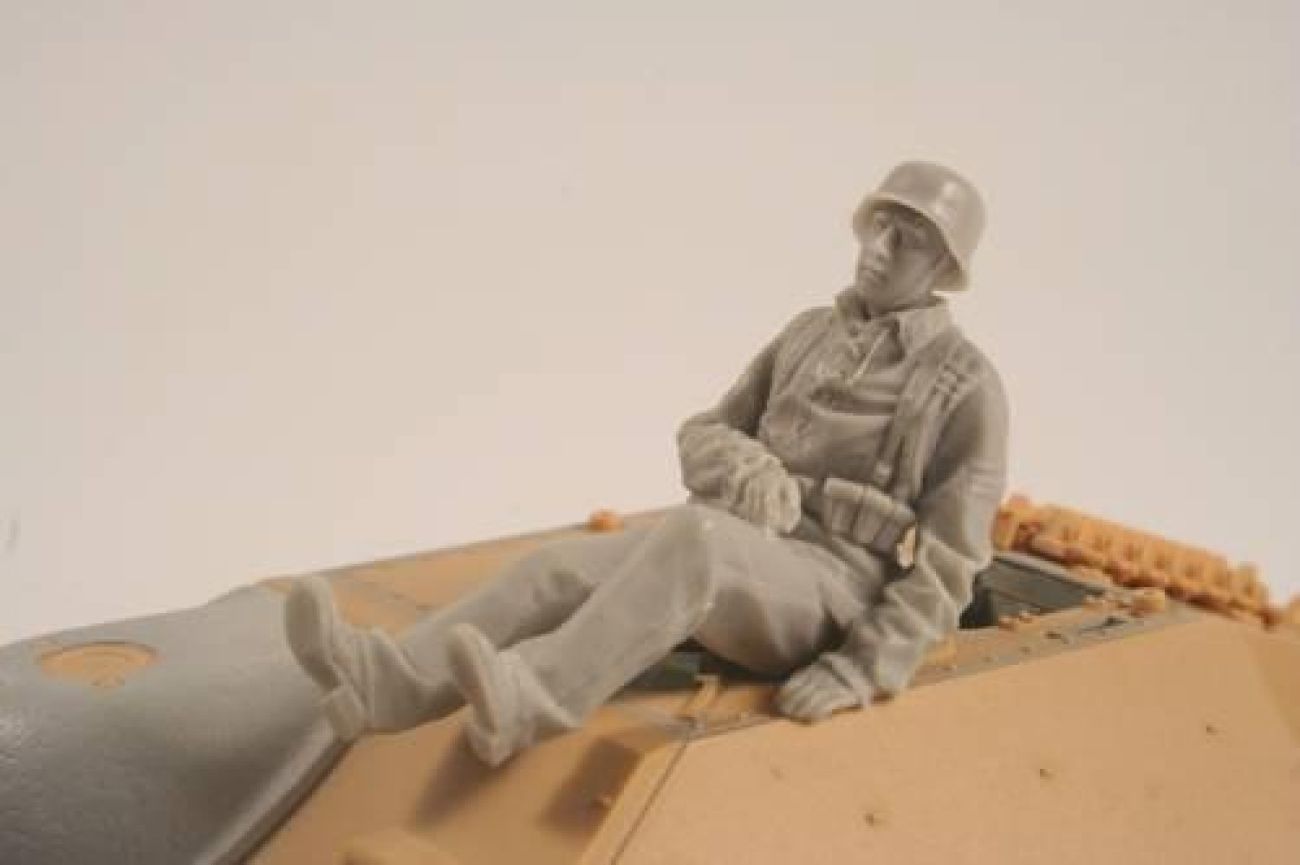 1:35 German WW II Hetzer Sitting Infantry man
