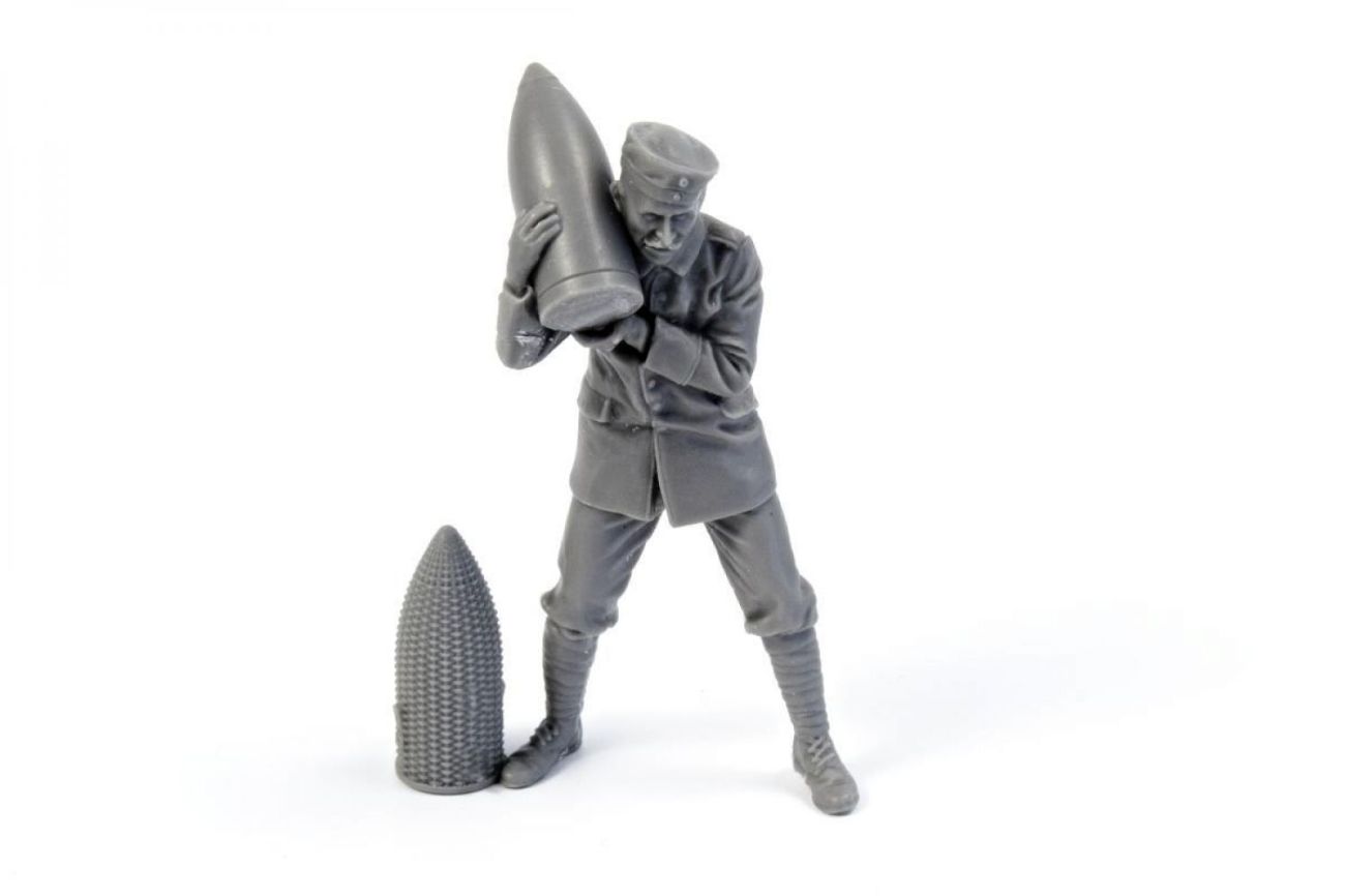 1:35 German WWI Minenwerfer Crewmember Loading Shell