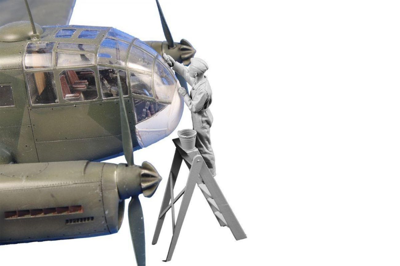 1:48  Siebel Si 204/Aero C-3 Airman (cleaning canopy glazing)
