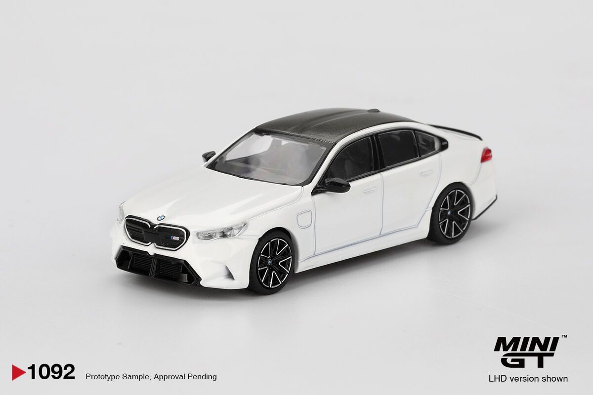 1:64 BMW M5 (G90) 2025 Alpine White (Blister)