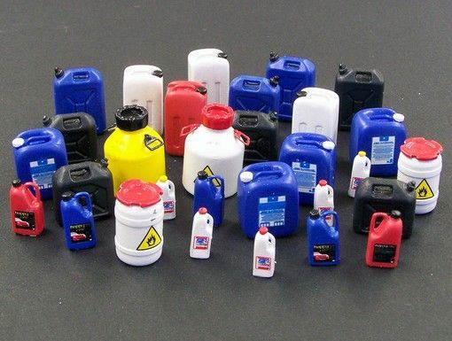 1:35 Plastové kanystry