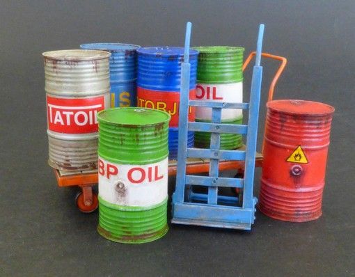 1:35 Plechové sudy s vozíky