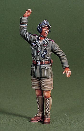 1:35 WWII DAK Panzer Commander on board