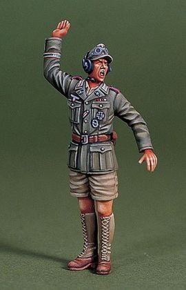 1:35 WWII DAK Panzer Commander on board