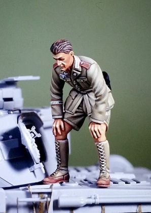1:35 WWII DAK Panzer crew inspecting