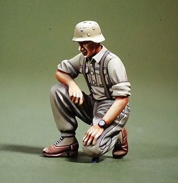 1:35 WWII DAK Panzer crew kneeling