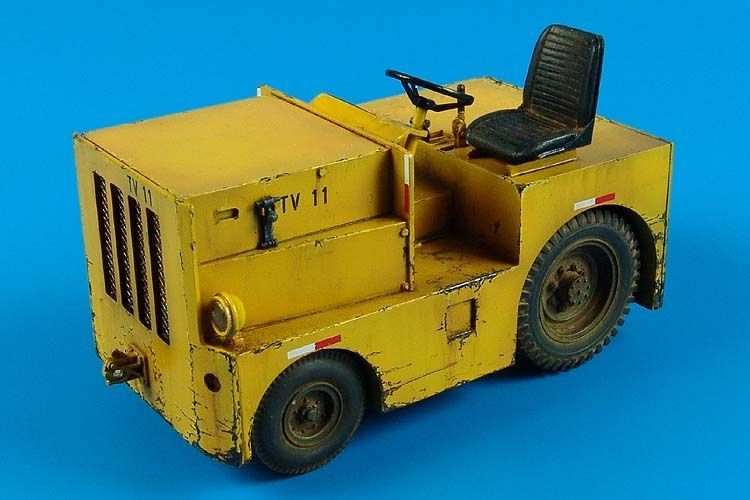 1:32 DMC Logan T-40 USAF tow tractor