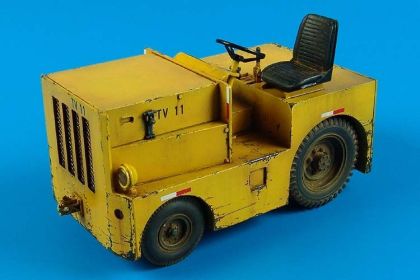 1:32 DMC Logan T-40 USAF tow tractor